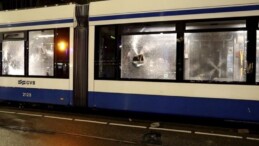 Amsterdam’da tansiyon yükseliyor: Tramvay ateşe verildi