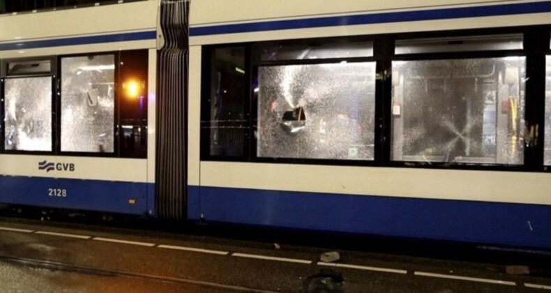 Amsterdam’da tansiyon yükseliyor: Tramvay ateşe verildi