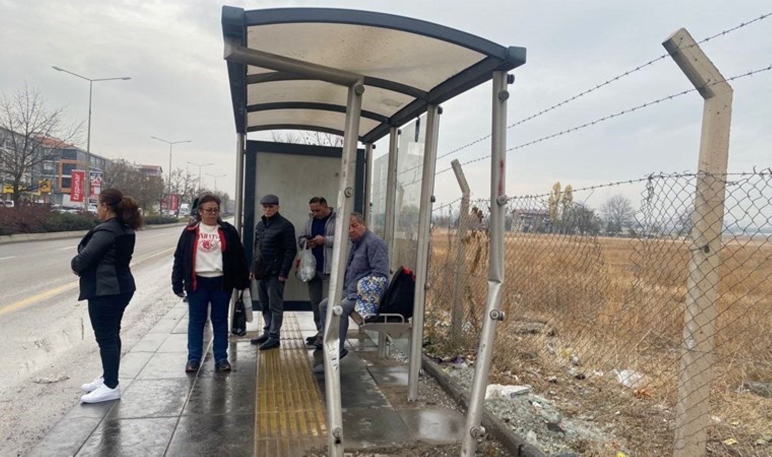 Ankara’da otomobil otobüs durağına çarptı: 3 yaralı