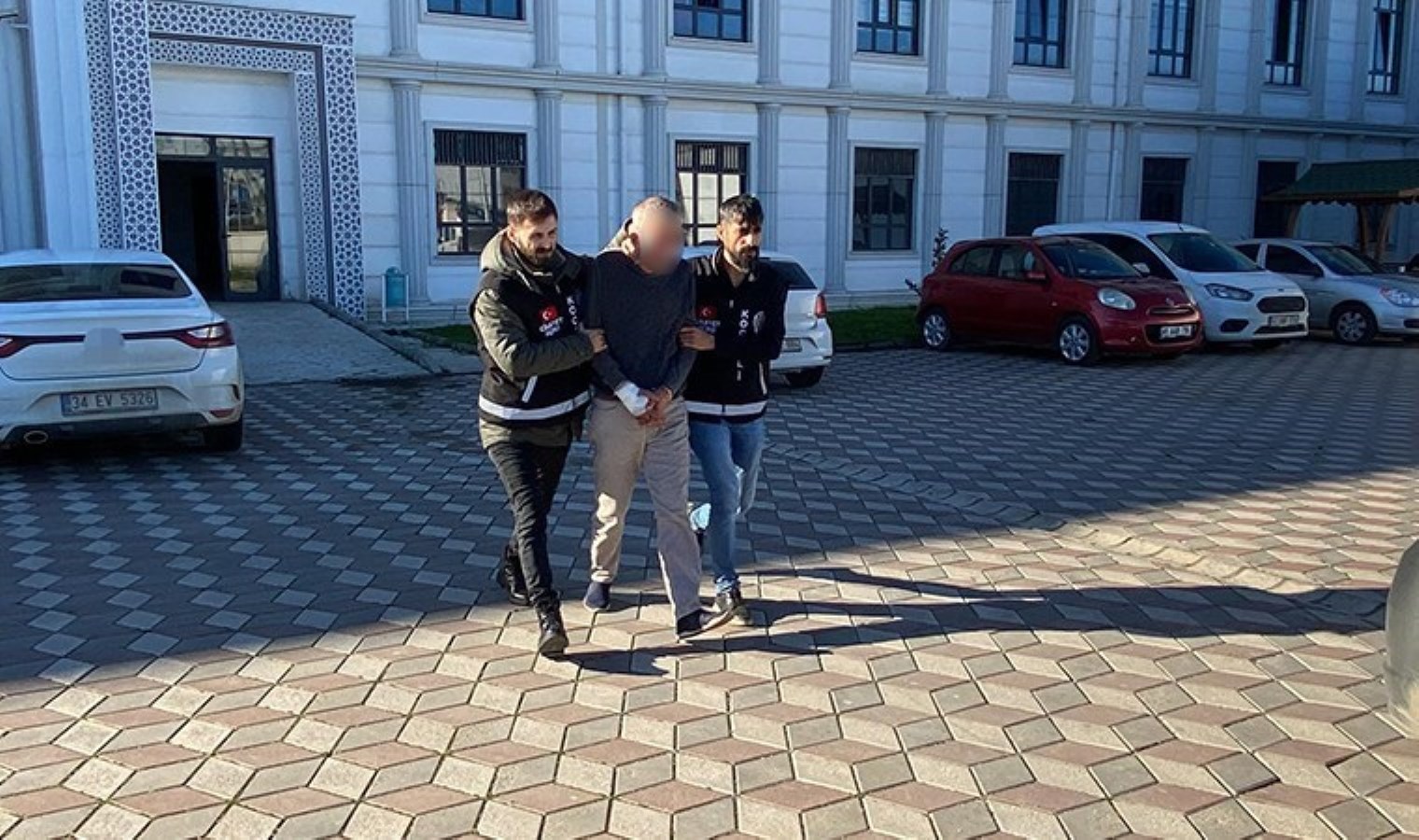 Annesine küfür ettiği gerekçesiyle arkadaşını vurdu:  10 yıl hapis cezası aldı