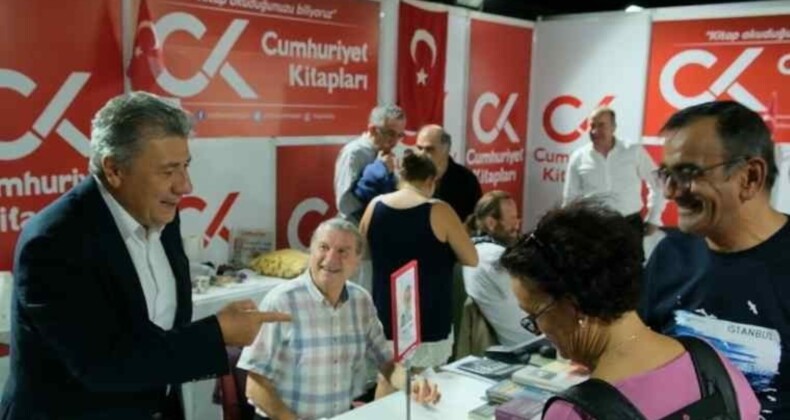 Antalya Kitap Fuarı’nda Cumhuriyet Kitap standına yoğun ilgi