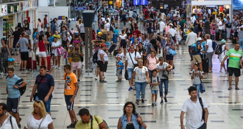 Antalya, sezon sonuna rağmen hava yoluyla günde 30 bin turist ağırlıyor