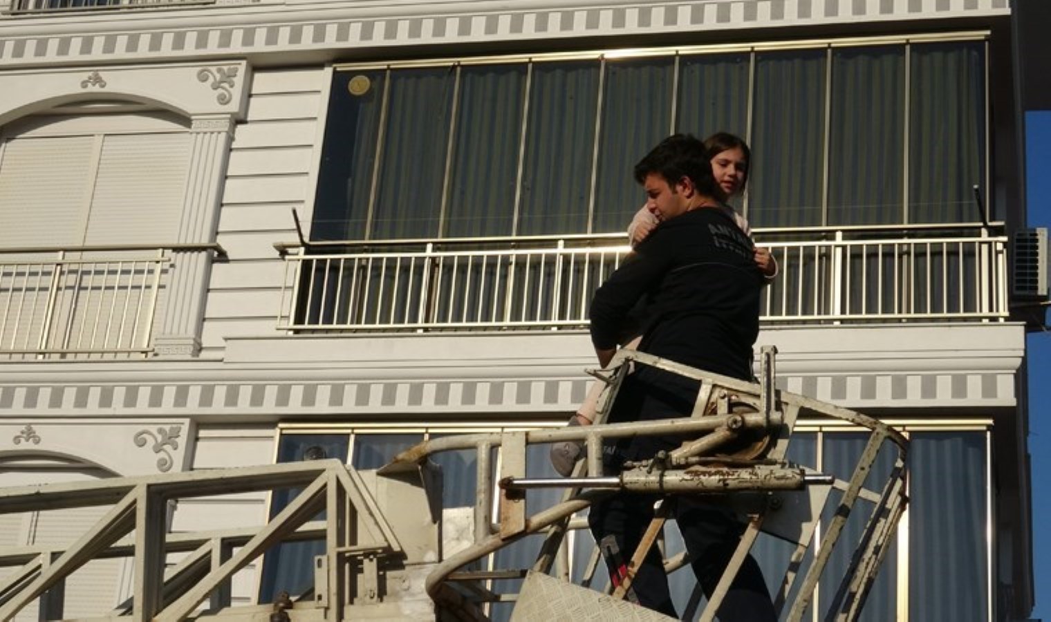 Antalya’da panik anları: Evin kapı kilidi arızalandı, evde mahsur 2 çocuğu itfaiye kurtardı