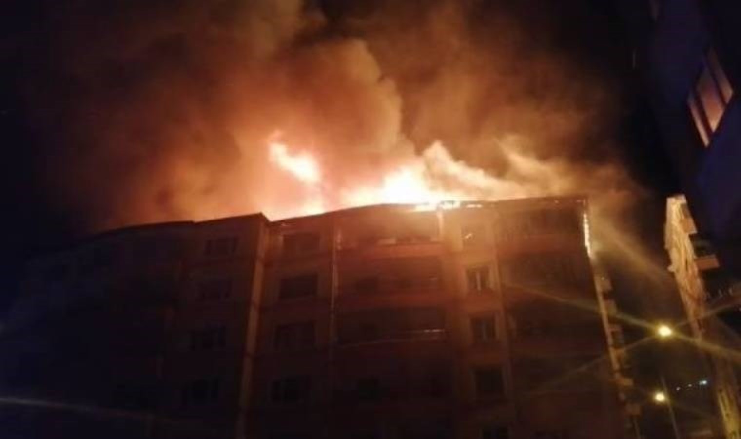 Apartmanın çatısında çıkan yangın söndürüldü