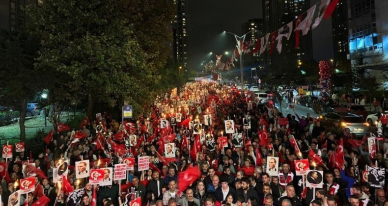 Ataşehir’de Cumhuriyet coşkusu: ‘Korkmuyoruz, yılmıyoruz, Cumhuriyetimize sahip çıkıyoruz’