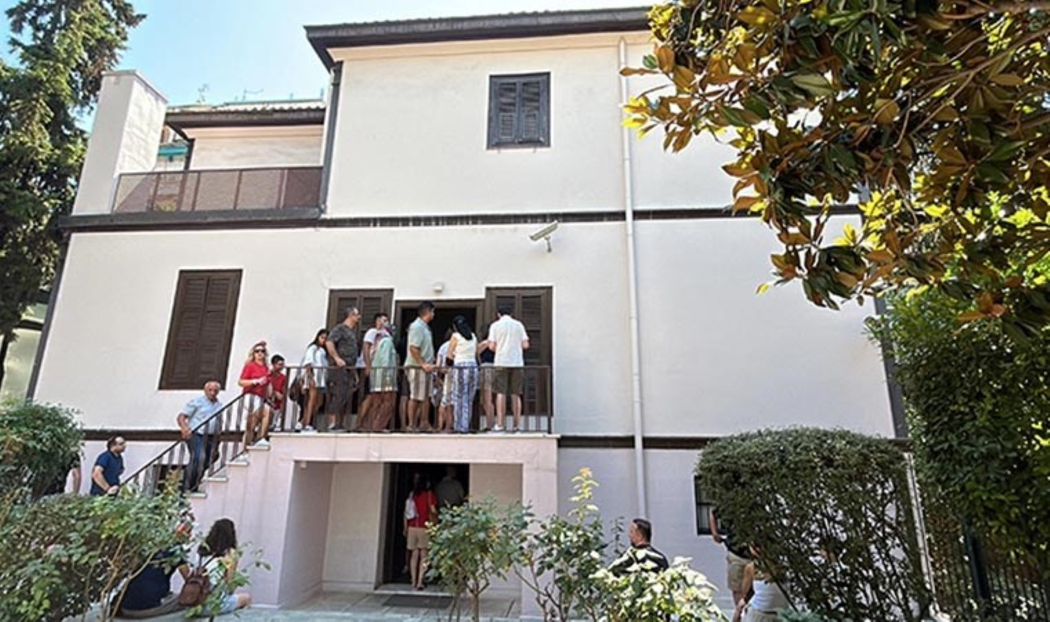 Atatürk’ün doğduğu, çocukluğunu geçirdiği bina günümüzde soğuk bir ‘modern müzeye’ dönüşmüş: Ata’nın evinde düş kırıklığı