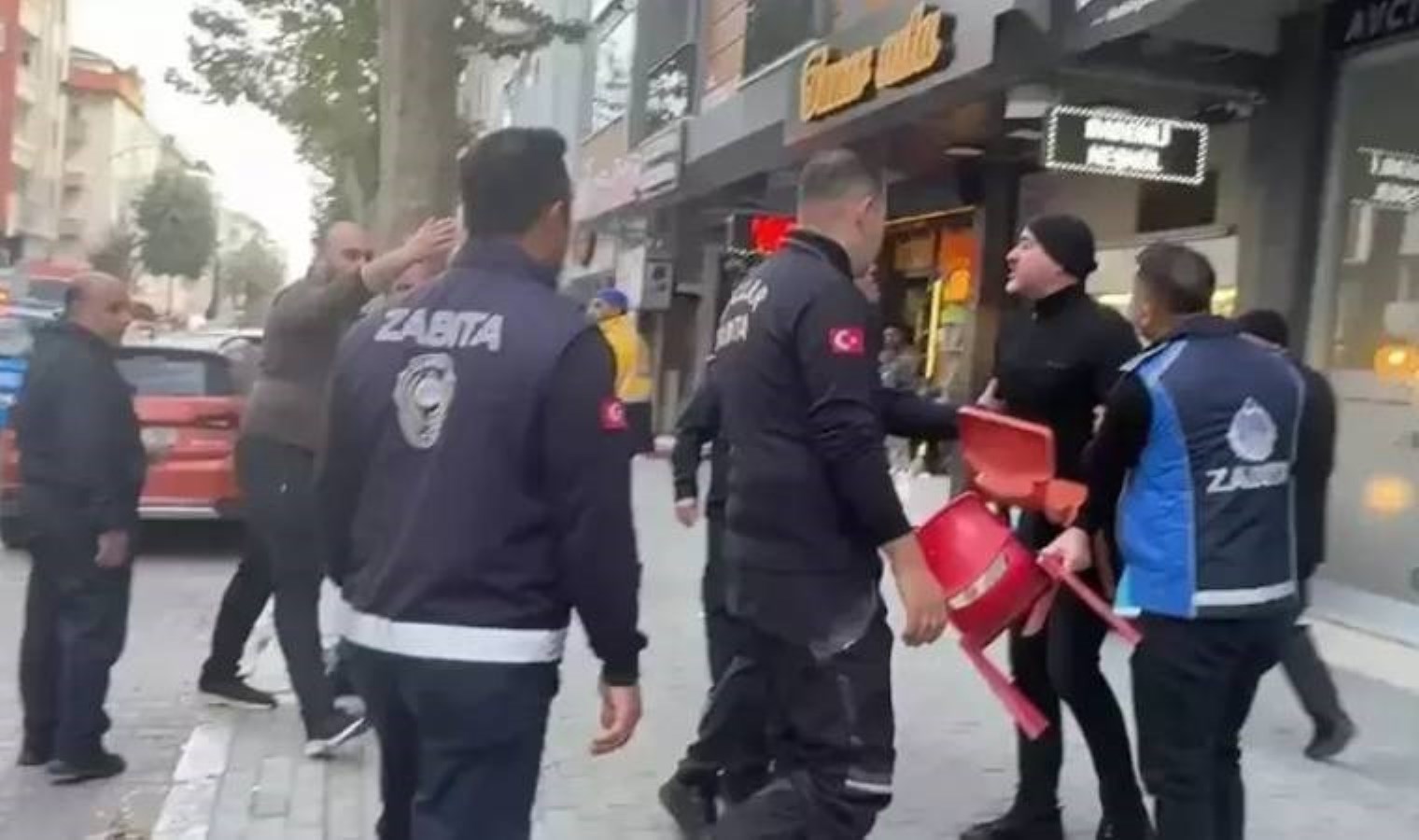 Avcılar’da esnaf ile zabıta arasında arbede yaşandı