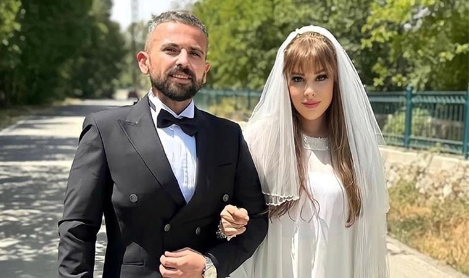 Babasıyla olan ‘soyadı’ kriziyle gündemdeydi… Tuğçe Tayfur eşini takipten çıktı: ‘Kadınlar seviyor benim kocalarımı’