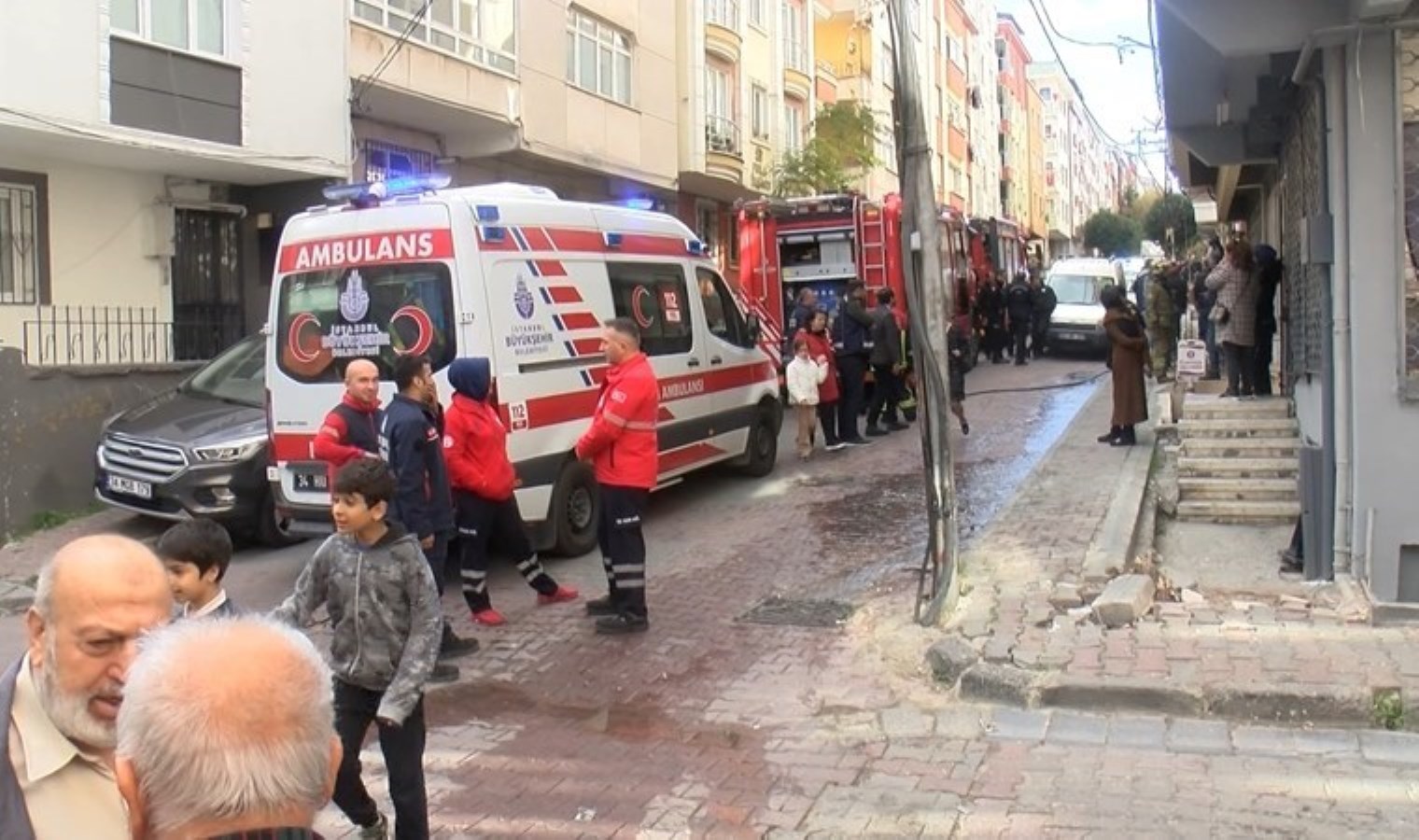 Bahçelievler’de yanan motosikletten çıkan alevler binaya sıçradı