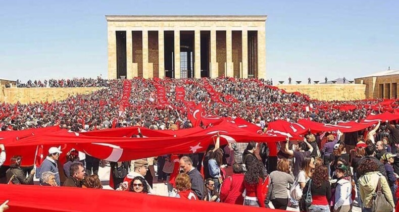 Başkent bayraklarla donatıldı