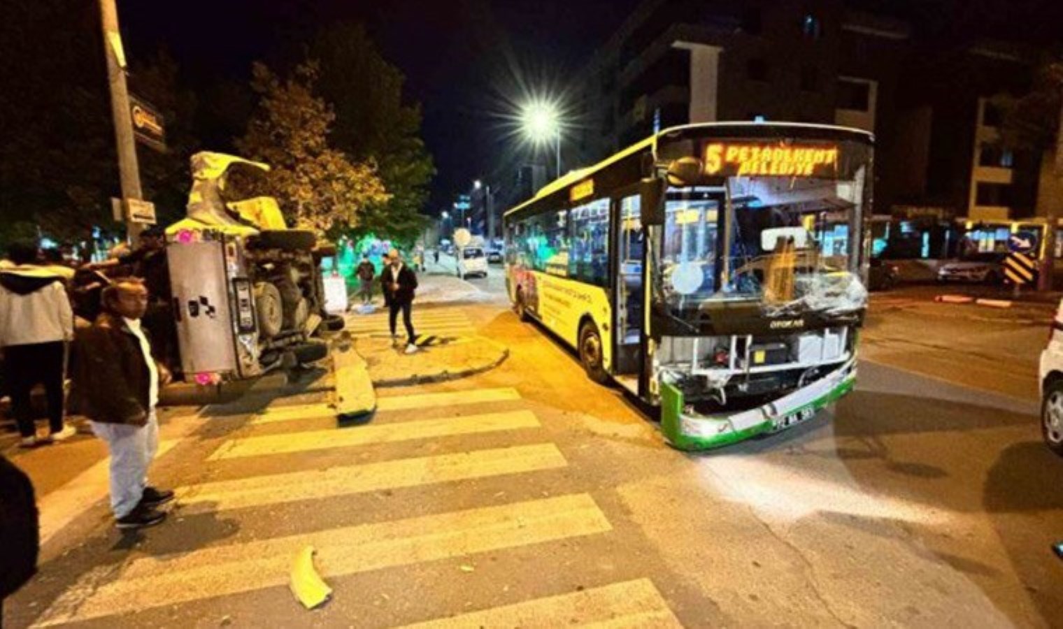 Batman’da yolcu otobüsü ile pikap çarpıştı: 6 yaralı