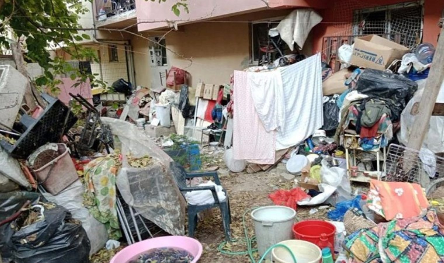 Belediye ekipleri bile şaşırdı: Eskişehir’de bir evden 24 ton çöp çıkartıldı