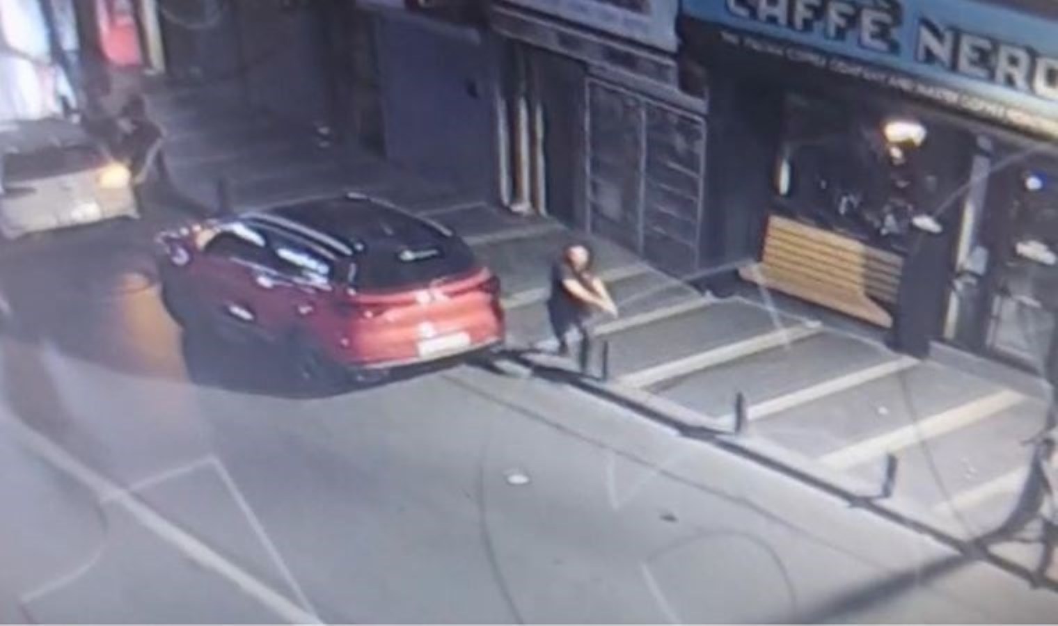 Beşiktaş’ta ‘Midyeci Ahmet’e pompalı tüfekle saldırı kamerada: 4 yaralı, 7 gözaltı