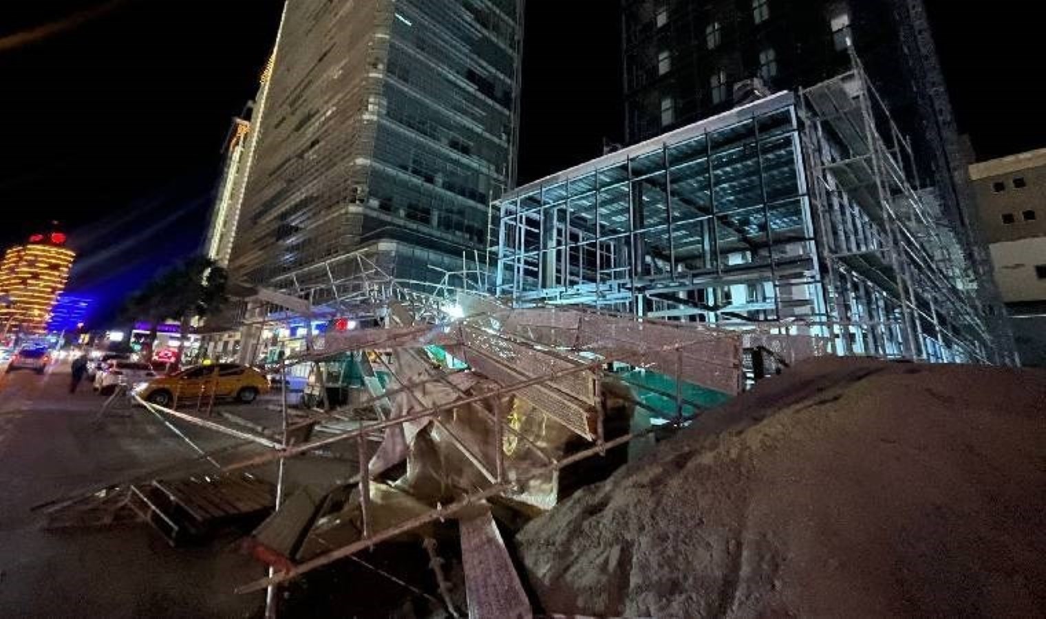 Bursa’da lodos… Ağaçlar, tabelalar ve inşaat iskelesi devrildi!