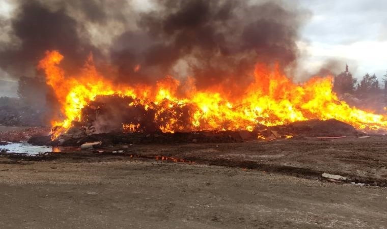 Bursa’da moloz depolama alanında korkutan yangın!