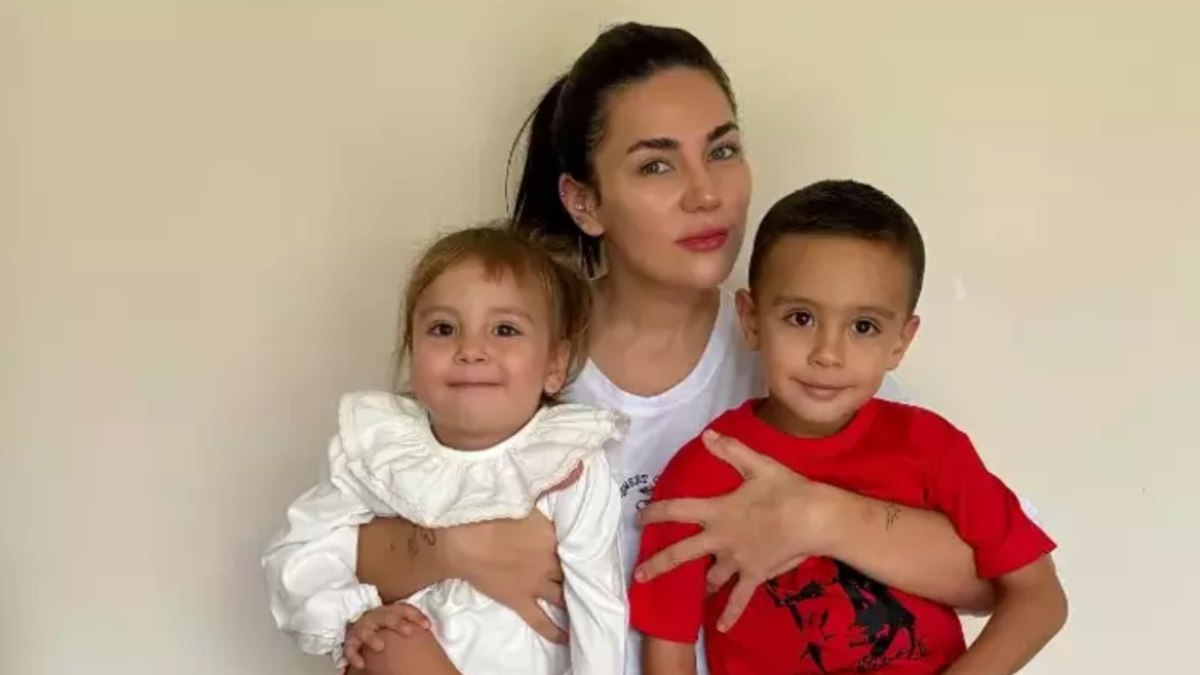 Buse Varol, oğlu Burak’la Dubai çikolatası yaptı! Mutfak hallerine yorum yağdı