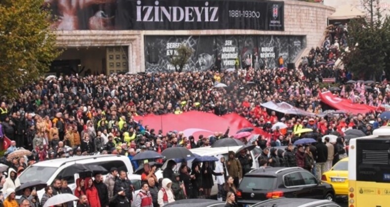 Büyük Önder Atatürk’ü anıyoruz… Yağmura rağmen binlerce yurttaş Dolmabahçe’ye akın etti