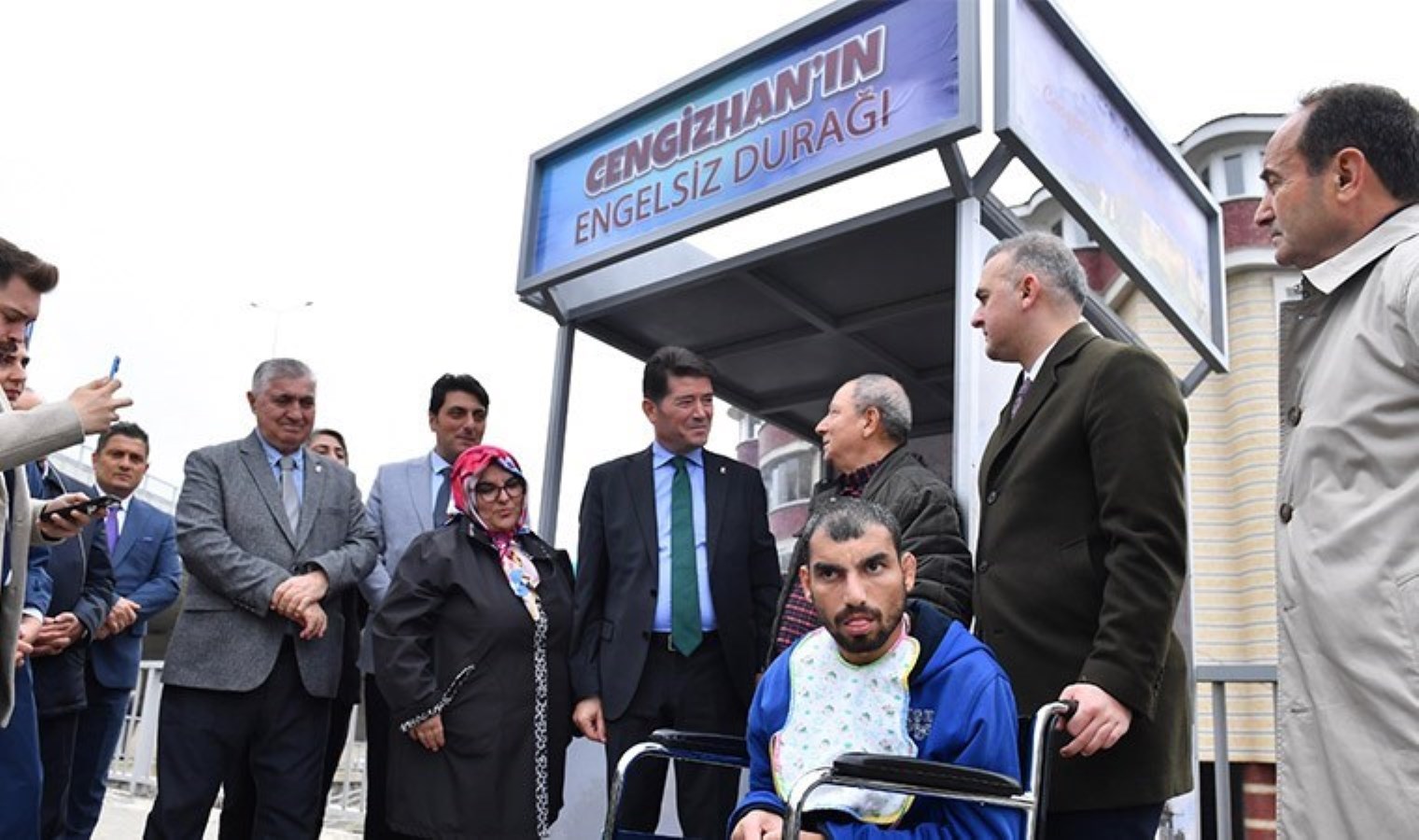 Çok sevdiği arabaları izlemeye gidiyordu… Özel gereksinimli Cengizhan’a özel durak