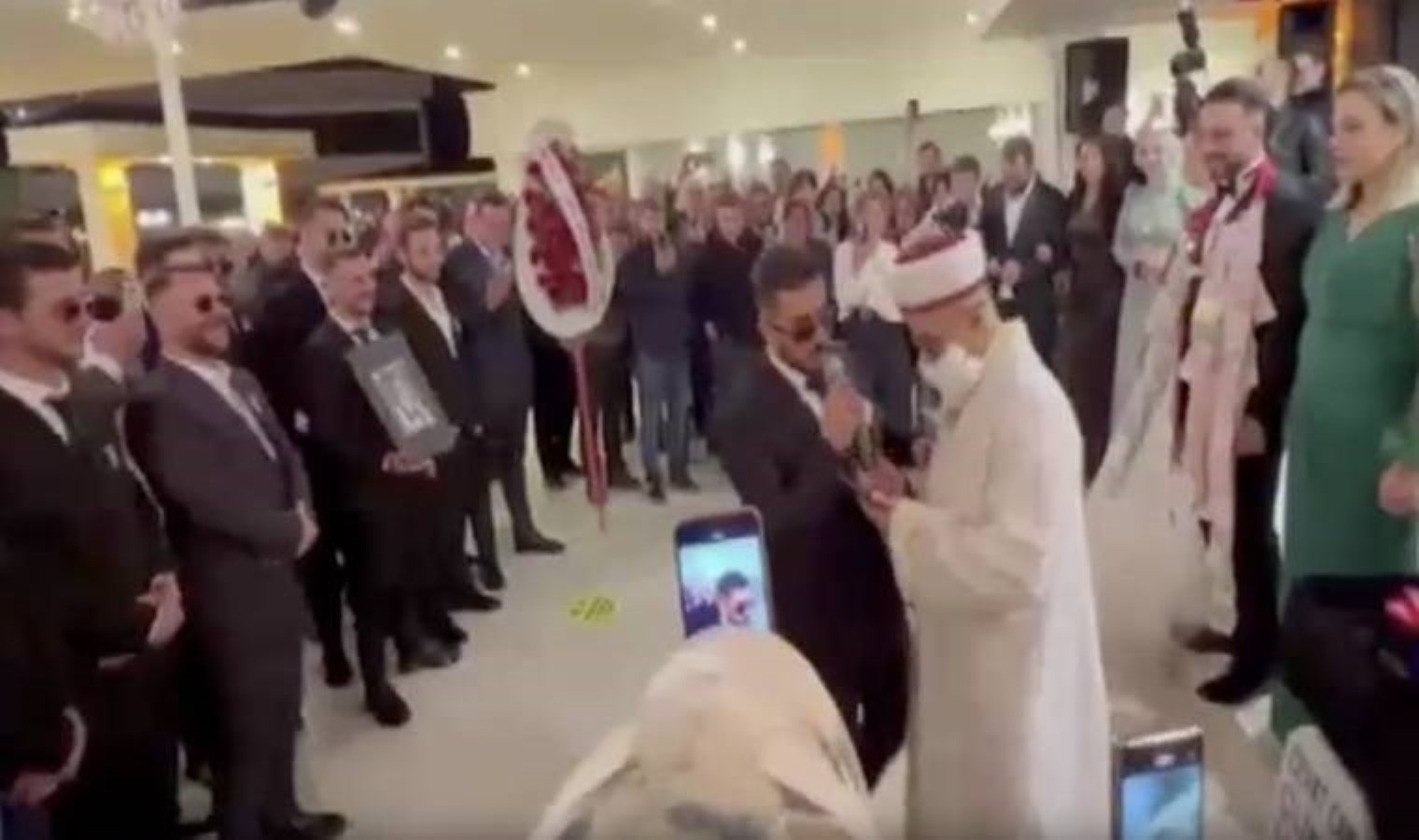 Damadın arkadaşları düğünde cenaze namazı kıldı, gelinden ‘söz’ istedi