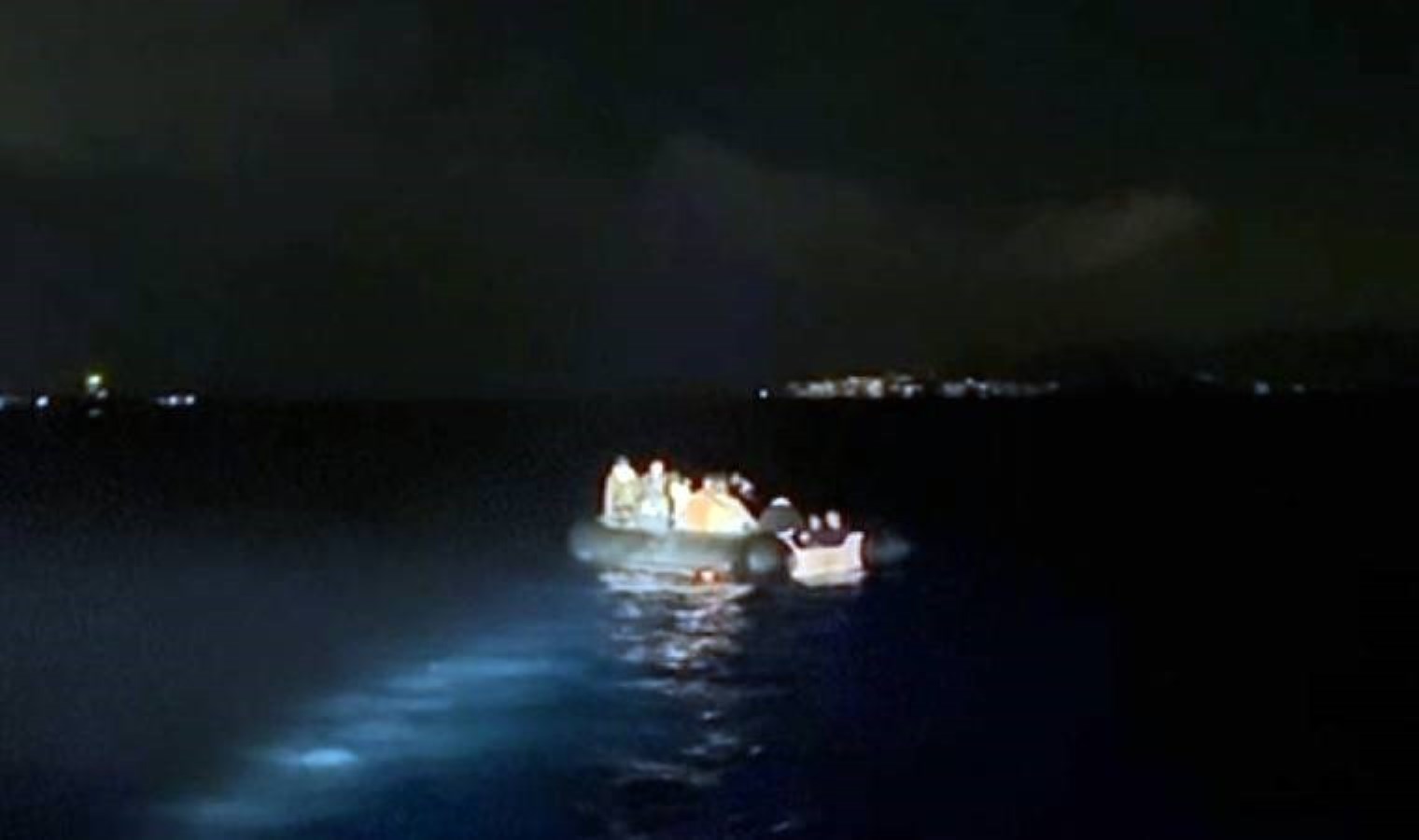 Datça açıklarında korku dolu anlar… 21’i çocuk 33 düzensiz göçmen kurtarıldı!