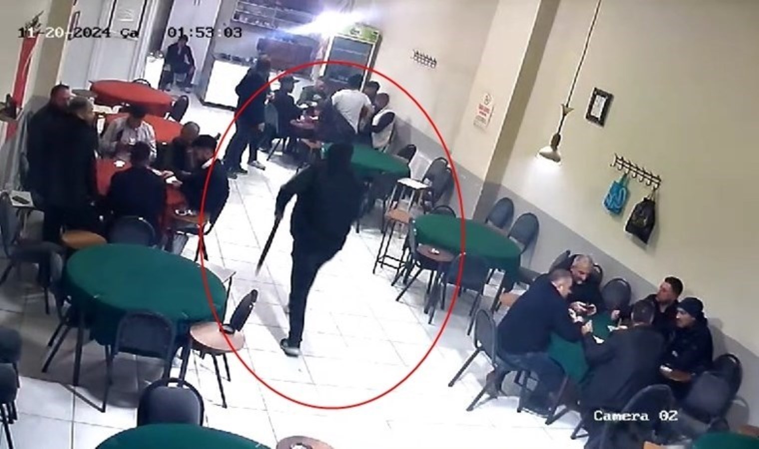 Dehşet anları… Kahvehaneyi pompalı tüfekle bastı!