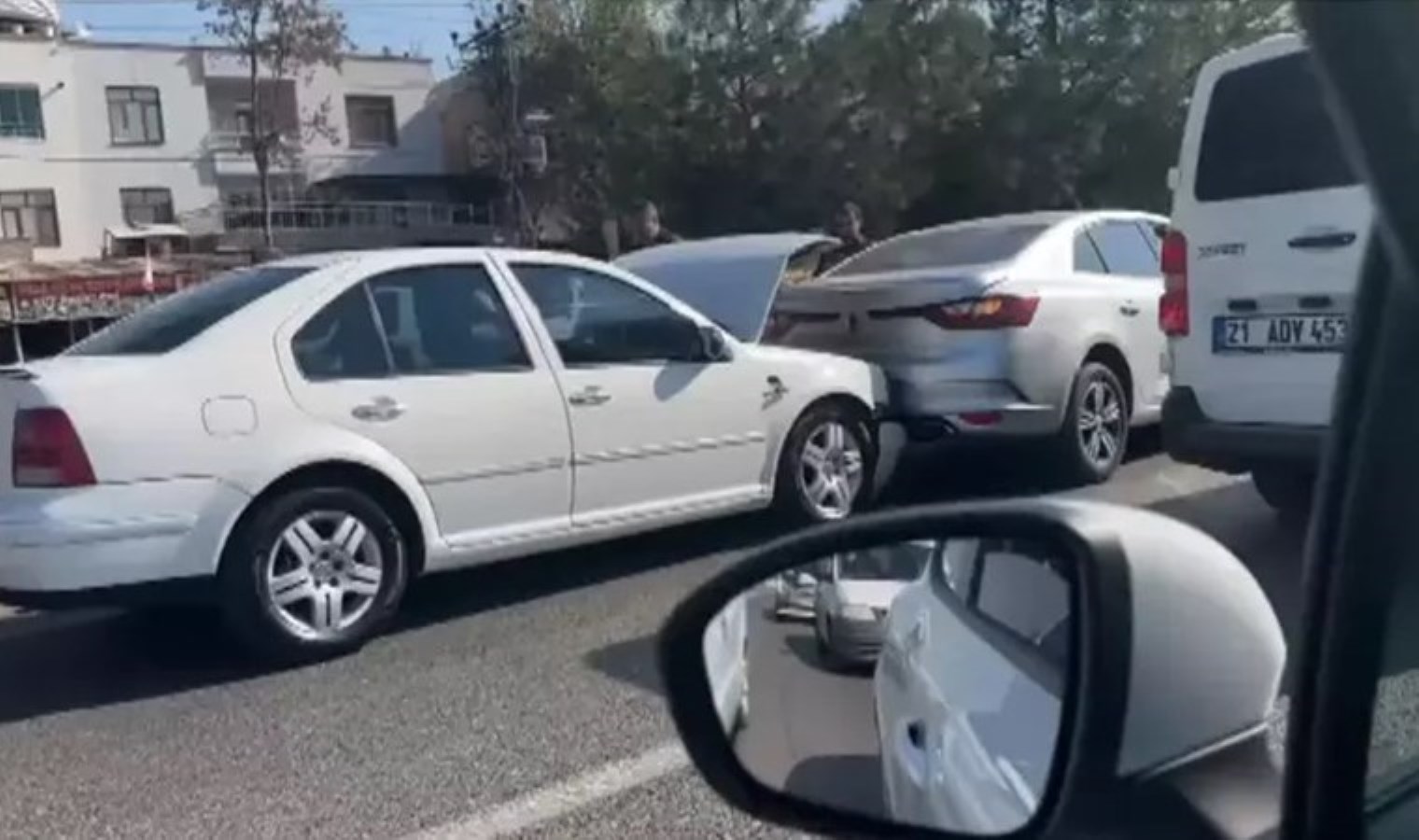 Diyarbakır’da ‘zincirleme’ kaza: 10 araç hasar gördü