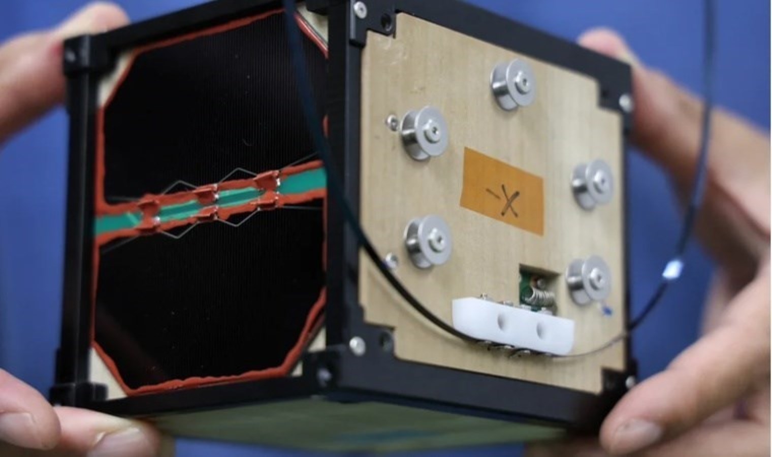 Dünya’nın ilk ahşap uydusu uzaya fırlatıldı