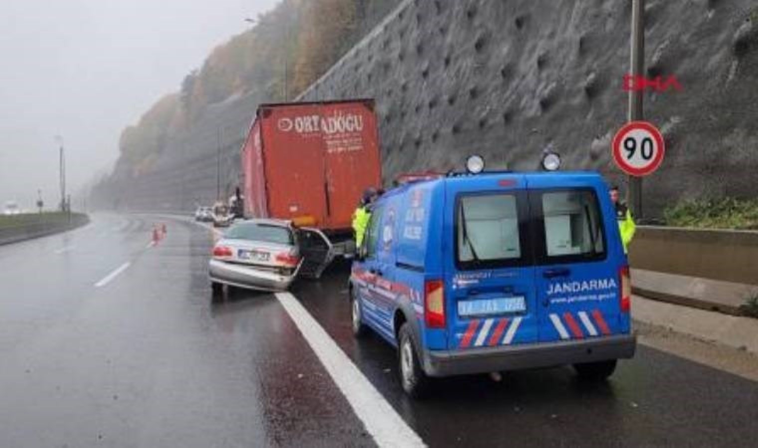 Düzce’de feci kaza… Otomobil, TIR’a çarptı: Ölü ve yaralılar var!