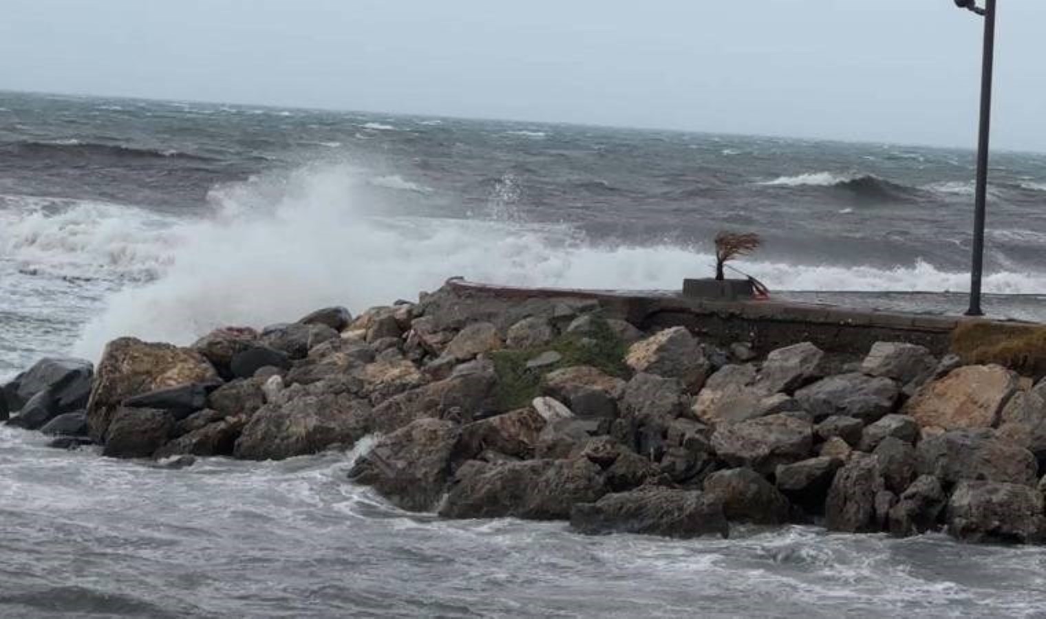 Edremit’te kuvvetli lodos… Dalgaların boyu 2 metreyi buldu, tekneler su aldı!
