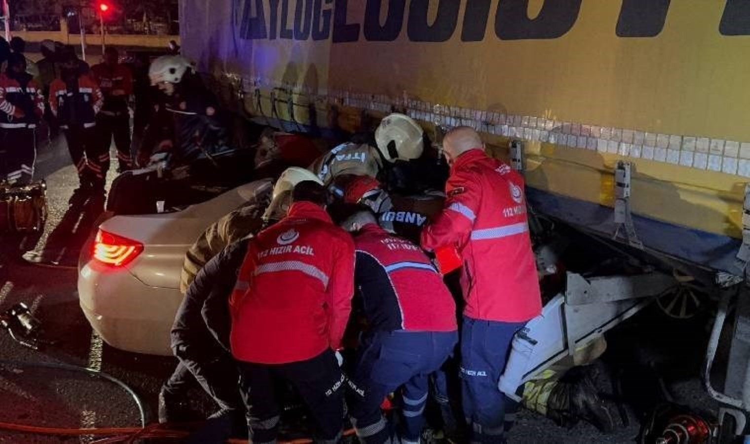 Esenyurt’ta feci kaza… Otomobil TIR’ın altına girdi!