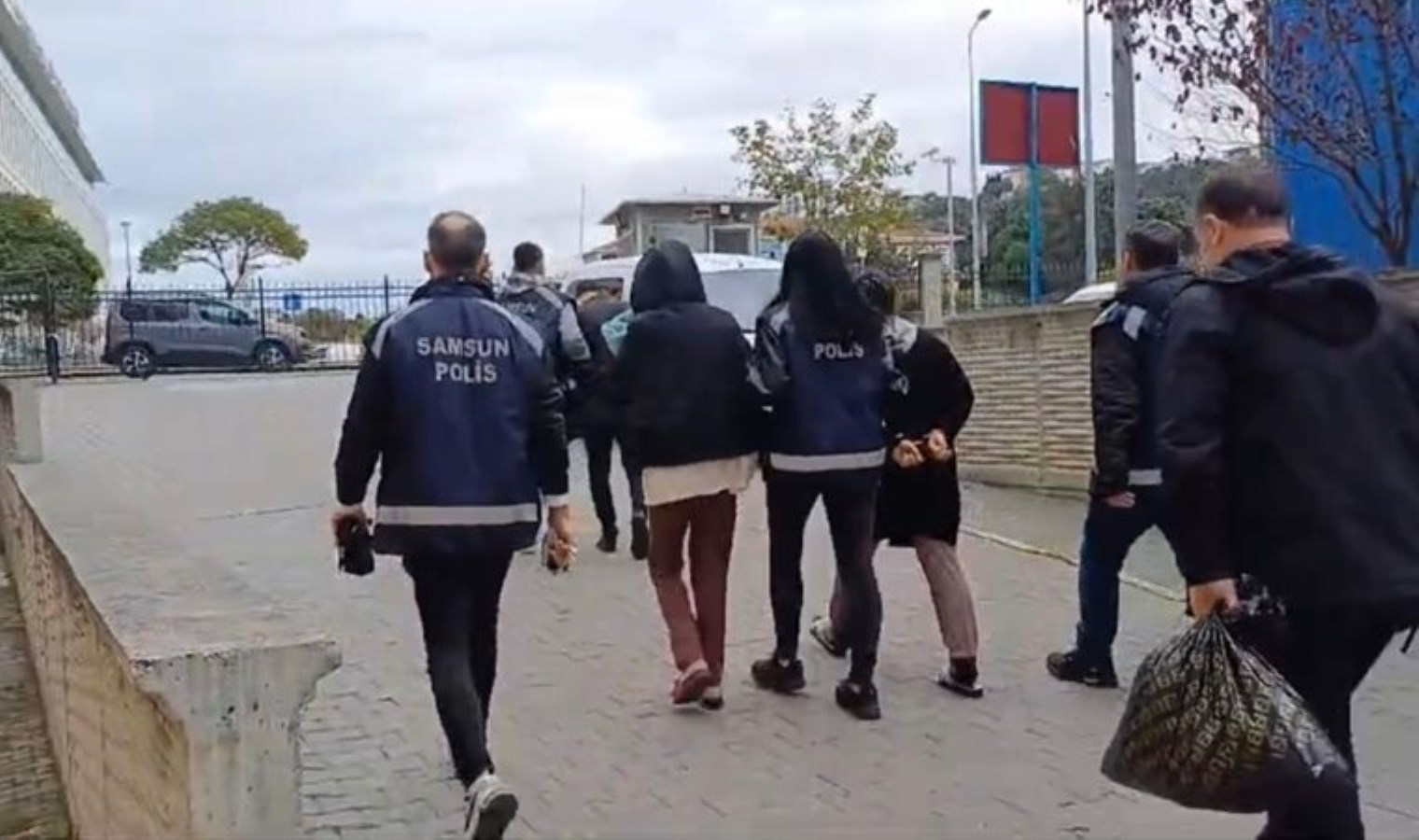 Evden 700 bin liralık altın çaldılar… Yakalandılar!