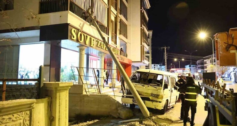 Faciadan dönüldü: Minibüsün çarptığı ‘elektrik direği’ balkona düştü!