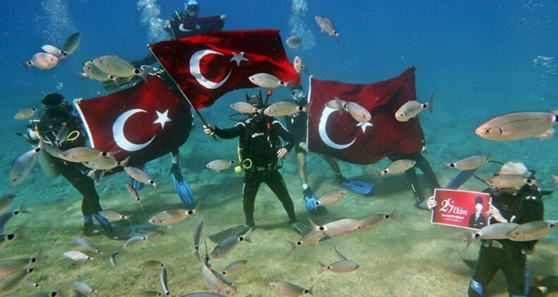 Fethiye’de Cumhuriyet Bayramı’nı denizin altında kutladılar