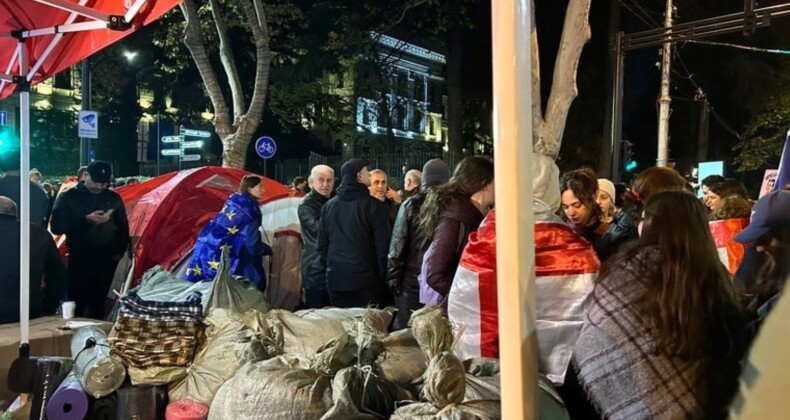 Gürcistan’da muhalifler, Tiflis’te bir caddeyi trafiğe kapattı