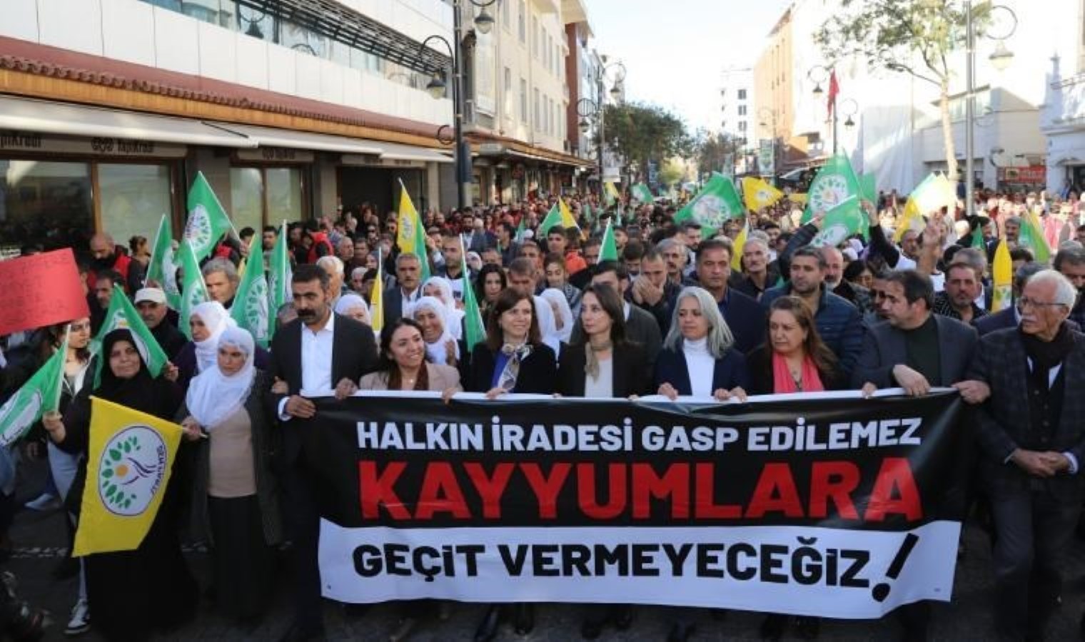 İçişleri Bakanlığı’ndan kayyum açıklaması: “Yasa dışı gösteri eylemlerine katılan 253 şüpheli gözaltına alındı”