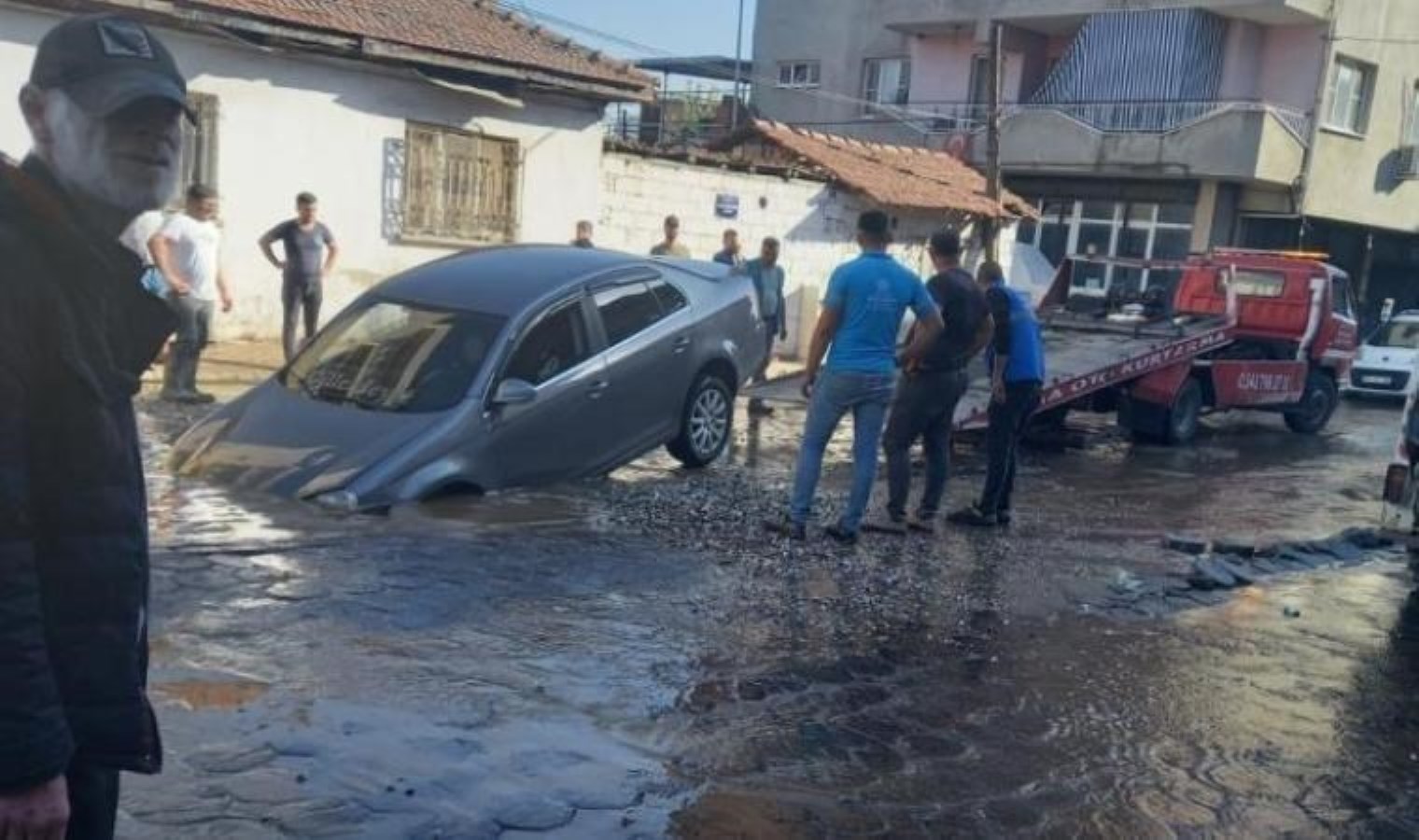 İçme suyu hattı patladı, otomobil içine düştü