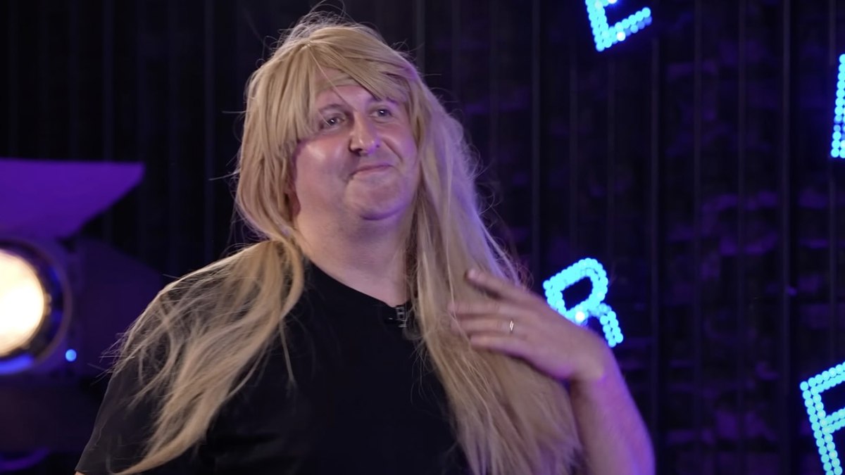 İlker Ayrık, Hadise’nin tokat dansını taklit etti!