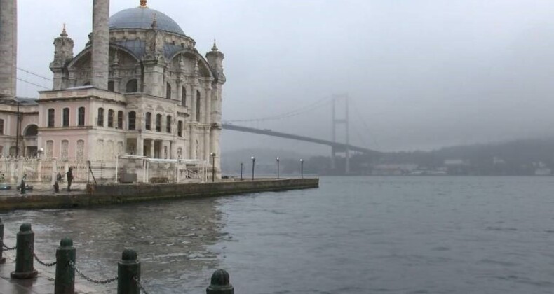 İstanbul Boğazı’nda sis: Köprüler görünmüyor!