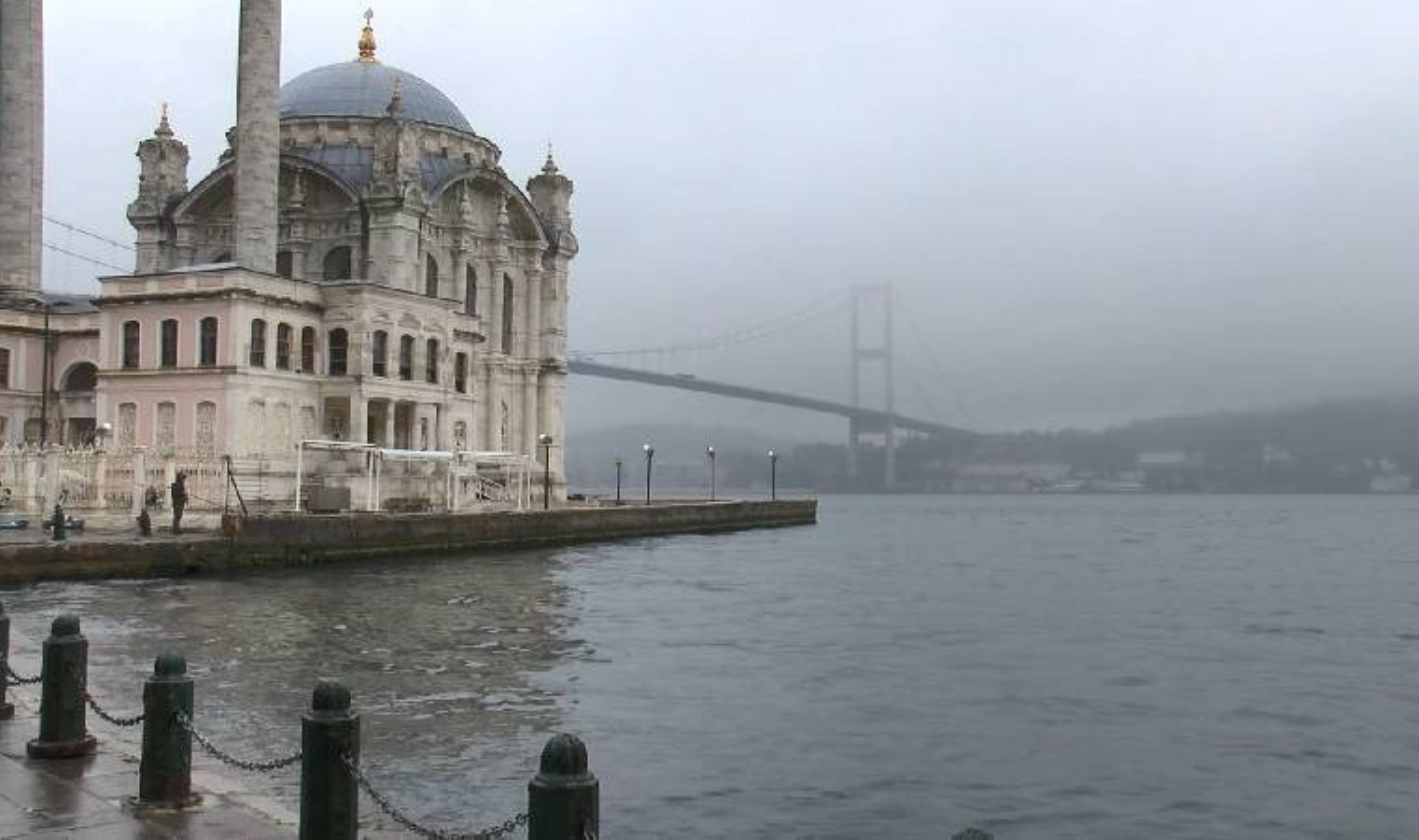 İstanbul Boğazı’nda sis: Köprüler görünmüyor!