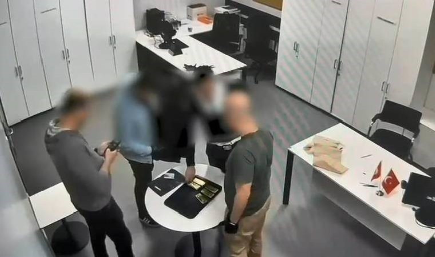 İstanbul Havalimanı’nda kaçakçılık operasyonu: Teslimatı güvenlik görevlileri yaptı!