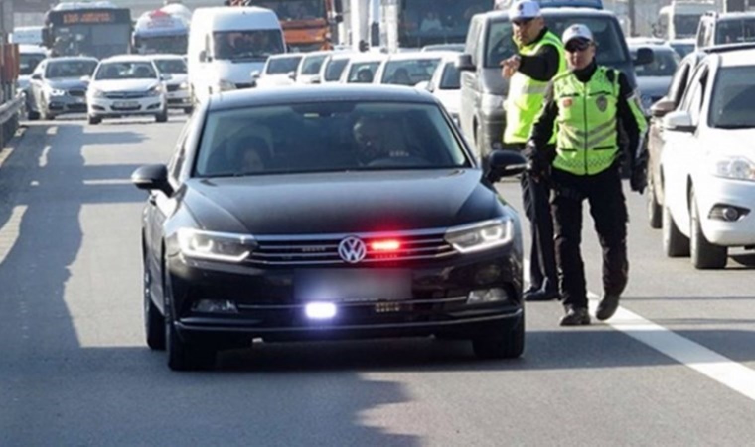 İstanbul trafiğinde çakarlı araç kullanan yabancı uyruklu sürücü yakalandı