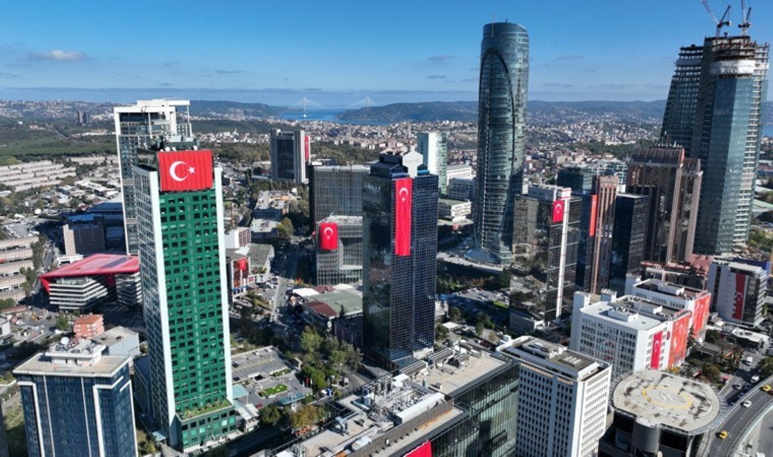 İstanbul’da 29 Ekim coşkusu: Dev Türk bayrağı asılan gökdelenler havadan görüntülendi
