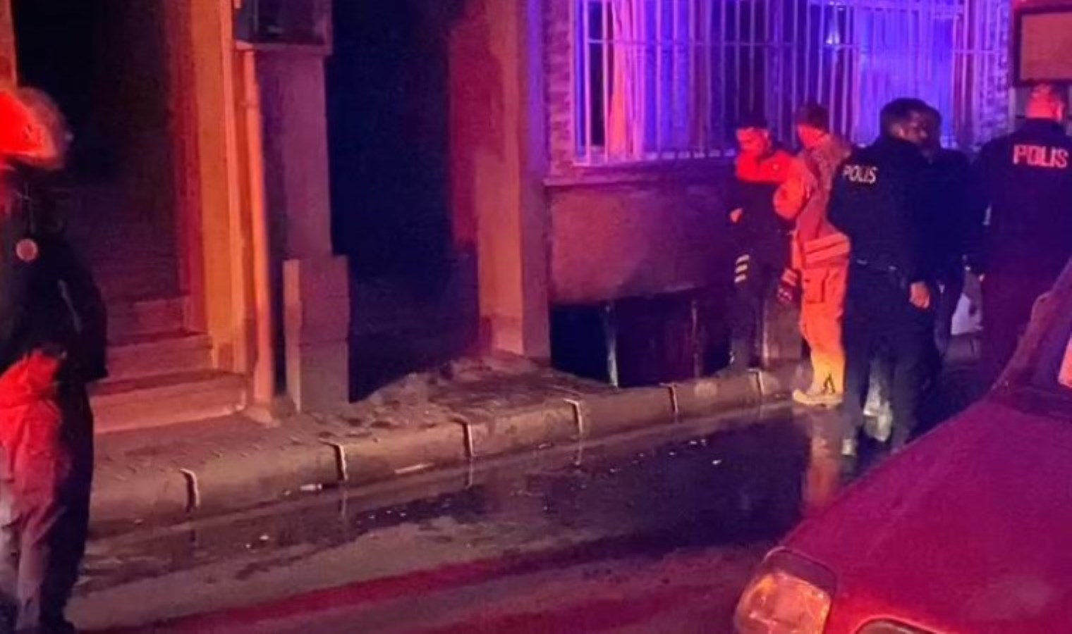 İstanbul’da elektrikli scooterin bataryası patladı, evde yangın çıktı!