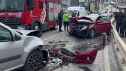 İstanbul’da feci kaza: İki otomobil kafa kafaya çarpıştı!