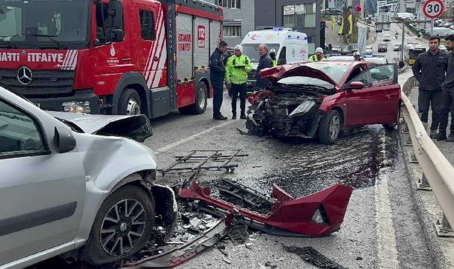 İstanbul’da feci kaza: İki otomobil kafa kafaya çarpıştı!
