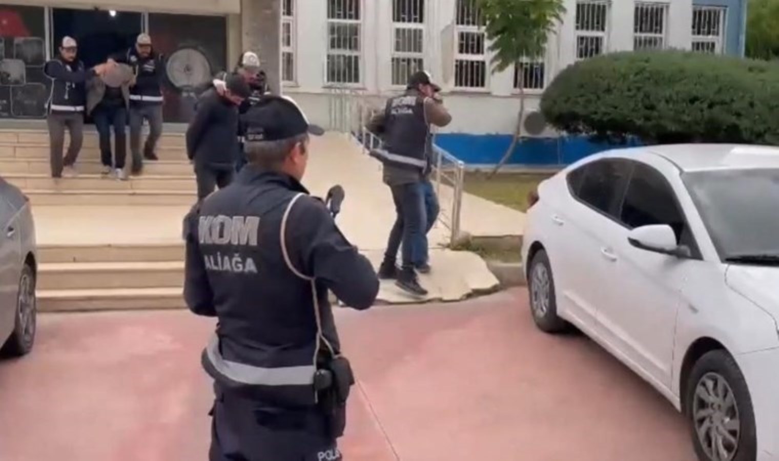 İzmir’de silah kaçakçılığı ve uyuşturucu operasyonu!