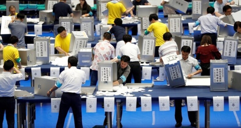 Japonya’da halk sandık başına gitti