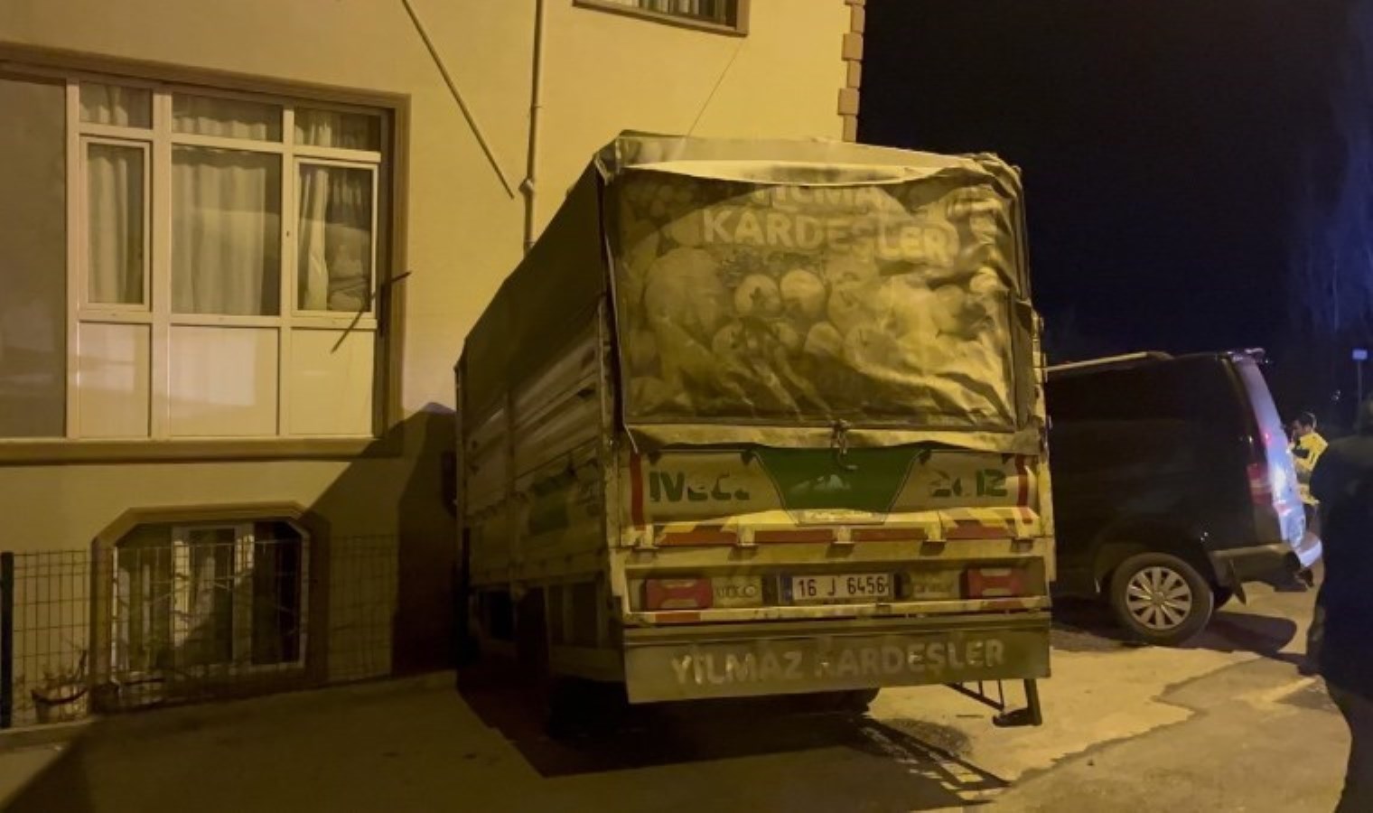 Kamyonet, önünde sürüklediği minibüsle evin salonuna girdi!