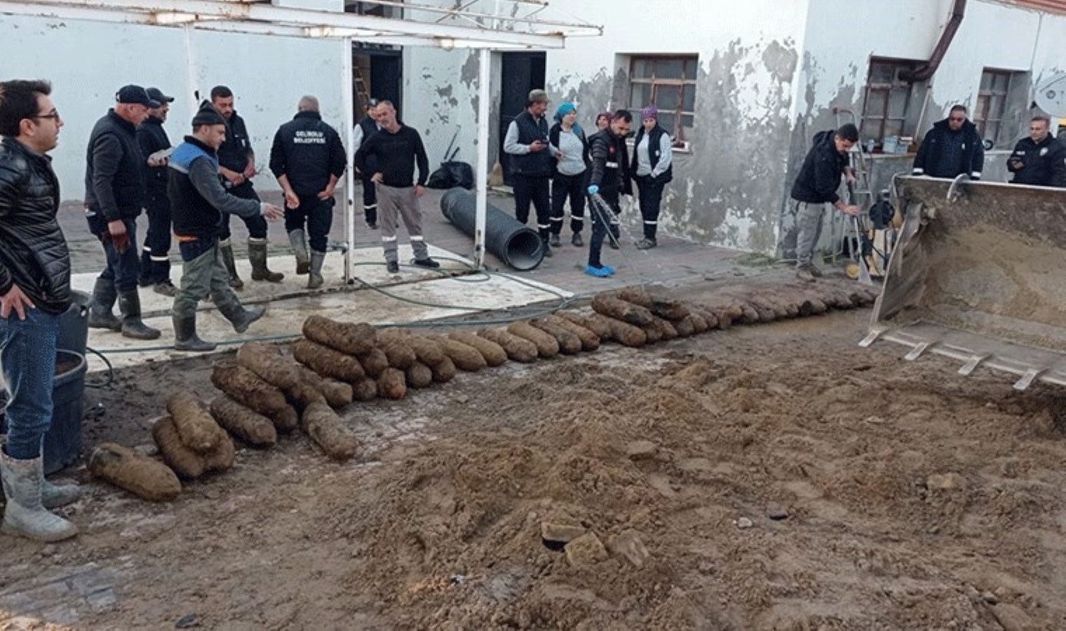 Kanalizasyon çalışması yaparken, tarihi buldular: Gelibolu’da patlamamış 50 top mermisi bulundu