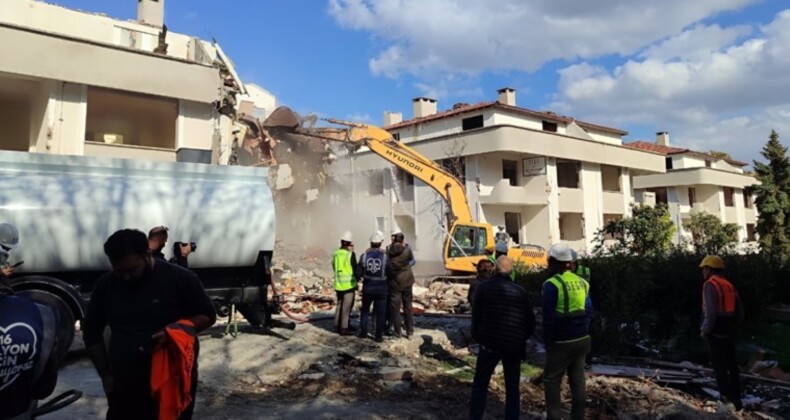 Karot örneğinde ‘çürük’ çıkmıştı: Bakırköy’de 5 bloklu bir sitenin yıkımına başlandı